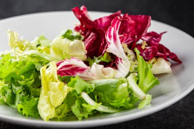 Salata karışık yeşil yapraklı buzdağı, batavya, marul, turşu, romano, arkadaş iştah açıcı sebzeler organik taze lezzetli gurme yemek arka planı masa fotokopisi alanı üzerinde 