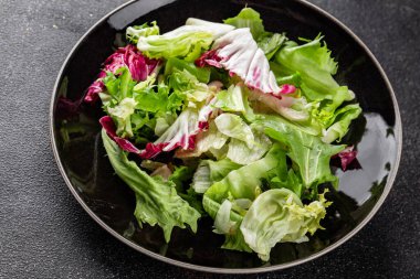 Salata karışık yeşil yapraklı buzdağı, batavya, marul, turşu, romano, arkadaş iştah açıcı sebzeler organik taze lezzetli gurme yemek arka planı masa fotokopisi alanı üzerinde 