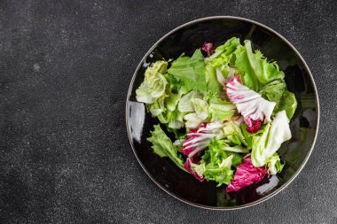 Salata karışık yeşil yapraklı buzdağı, batavya, marul, turşu, romano, arkadaş iştah açıcı sebzeler organik taze lezzetli gurme yemek arka planı masa fotokopisi alanı üzerinde 