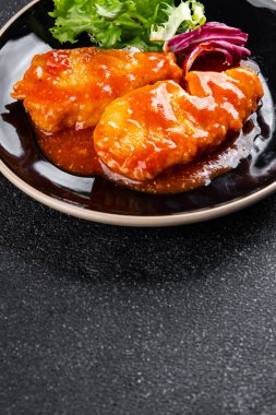 Balık fileto sosu beyaz balık yemeği organik lezzetli gurme yemek arkaplanı masa rustik gıda üst görünüm fotokopi alanı 