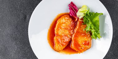 Balık fileto sosu beyaz balık yemeği organik lezzetli gurme yemek arkaplanı masa rustik gıda üst görünüm fotokopi alanı 