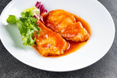 Balık fileto sosu beyaz balık yemeği organik lezzetli gurme yemek arkaplanı masa rustik gıda üst görünüm fotokopi alanı 