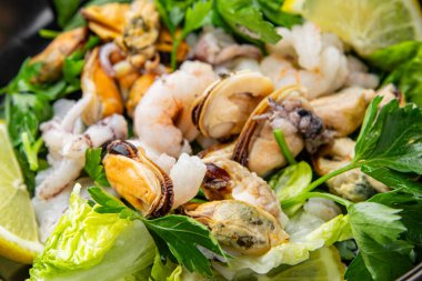 Deniz ürünleri salatası, karides, midye, kalamar, karides, karides, yeşil karışık yaprak tabağı. Köy yemeklerinin üstünde taze yemek. Fotokopi alanı, paleo diyeti, vejetaryen vejetaryen.