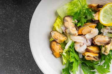 Deniz ürünleri salatası, karides, midye, kalamar, karides, karides, yeşil karışık yaprak tabağı. Köy yemeklerinin üstünde taze yemek. Fotokopi alanı, paleo diyeti, vejetaryen vejetaryen.