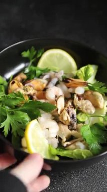 Deniz ürünleri salatası, karides, midye, kalamar, karides, karides, yeşil karışık yaprak tabağı. Köy yemeklerinin üstünde taze yemek. Fotokopi alanı, paleo diyeti, vejetaryen vejetaryen.