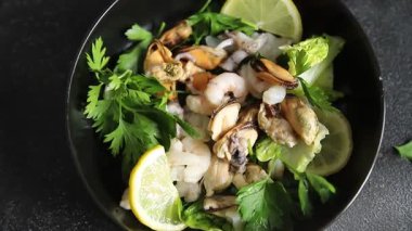 Deniz ürünleri salatası, karides, midye, kalamar, karides, karides, yeşil karışık yaprak tabağı. Köy yemeklerinin üstünde taze yemek. Fotokopi alanı, paleo diyeti, vejetaryen vejetaryen.