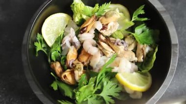 Deniz ürünleri salatası, karides, midye, kalamar, karides, karides, yeşil karışık yaprak tabağı. Köy yemeklerinin üstünde taze yemek. Fotokopi alanı, paleo diyeti, vejetaryen vejetaryen.