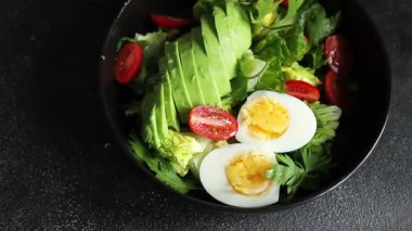 Avokado salatası, haşlanmış yumurta, domates, yeşil yaprak, marul, sebze yemeği taze lezzetli gurme yemek arka planda masanın üstünde rustik yiyecekler fotokopi alanı keto ve paleo diyeti vejetaryen yemekleri