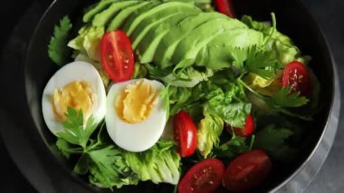 Avokado salatası, haşlanmış yumurta, domates, yeşil yaprak, marul, sebze yemeği taze lezzetli gurme yemek arka planda masanın üstünde rustik yiyecekler fotokopi alanı keto ve paleo diyeti vejetaryen yemekleri