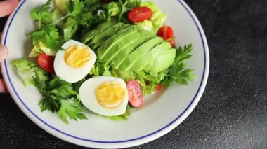 Avokado salatası, haşlanmış yumurta, domates, yeşil yaprak, marul, sebze yemeği taze lezzetli gurme yemek arka planda masanın üstünde rustik yiyecekler fotokopi alanı keto ve paleo diyeti vejetaryen yemekleri