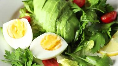 Avokado salatası, haşlanmış yumurta, domates, yeşil yaprak, marul, sebze yemeği taze lezzetli gurme yemek arka planda masanın üstünde rustik yiyecekler fotokopi alanı keto ve paleo diyeti vejetaryen yemekleri