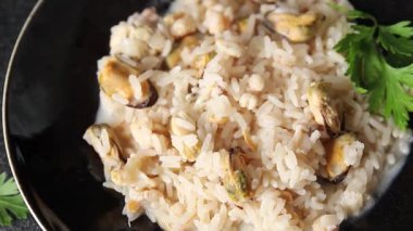 Deniz ürünleri pilavlı risotto frut de mermer midye, karides, karides, rapan, kalamar sebze yemeği taze lezzetli gurme yemek arkaplanı masa rustik gıda üst görünüm kopya alanı