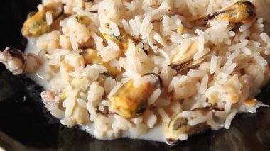 Deniz ürünleri pilavlı risotto frut de mermer midye, karides, karides, rapan, kalamar sebze yemeği taze lezzetli gurme yemek arkaplanı masa rustik gıda üst görünüm kopya alanı