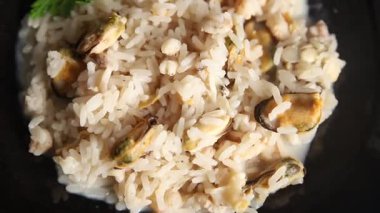 Deniz ürünleri pilavlı risotto frut de mermer midye, karides, karides, rapan, kalamar sebze yemeği taze lezzetli gurme yemek arkaplanı masa rustik gıda üst görünüm kopya alanı