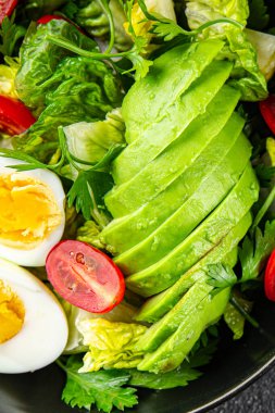 Avokado salatası, haşlanmış yumurta, domates, yeşil yaprak, marul, sebze yemeği taze lezzetli gurme yemek arka planda masanın üstünde rustik yiyecekler fotokopi alanı keto ve paleo diyeti vejetaryen yemekleri