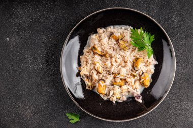 Deniz ürünleri pilavlı risotto frut de mermer midye, karides, karides, rapan, kalamar sebze yemeği taze lezzetli gurme yemek arkaplanı masa rustik gıda üst görünüm kopya alanı