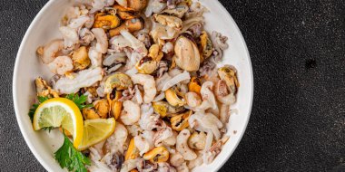 Deniz ürünleri karışımı midyeler, karides, karides, rapan, mürekkep balığı yemeği taze gurme yemek masanın üstünde rustik yiyecekler üst görünüm uzay keto paleo diyet vejetaryen diyeti