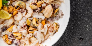 Deniz ürünleri karışımı midyeler, karides, karides, rapan, mürekkep balığı yemeği taze gurme yemek masanın üstünde rustik yiyecekler üst görünüm uzay keto paleo diyet vejetaryen diyeti