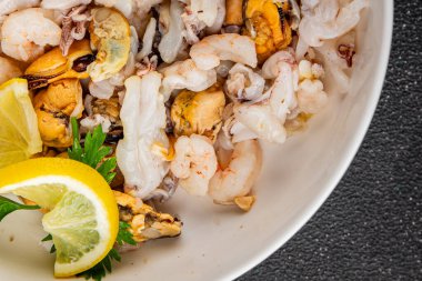 Deniz ürünleri karışımı midyeler, karides, karides, rapan, mürekkep balığı yemeği taze gurme yemek masanın üstünde rustik yiyecekler üst görünüm uzay keto paleo diyet vejetaryen diyeti