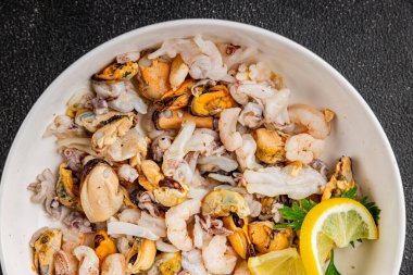 Deniz ürünleri karışımı midyeler, karides, karides, rapan, mürekkep balığı yemeği taze gurme yemek masanın üstünde rustik yiyecekler üst görünüm uzay keto paleo diyet vejetaryen diyeti