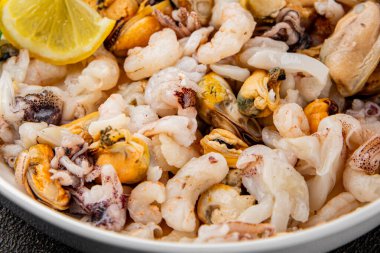 Deniz ürünleri karışımı midyeler, karides, karides, rapan, mürekkep balığı yemeği taze gurme yemek masanın üstünde rustik yiyecekler üst görünüm uzay keto paleo diyet vejetaryen diyeti