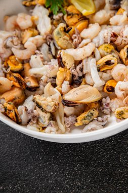 Deniz ürünleri karışımı midyeler, karides, karides, rapan, mürekkep balığı yemeği taze gurme yemek masanın üstünde rustik yiyecekler üst görünüm uzay keto paleo diyet vejetaryen diyeti