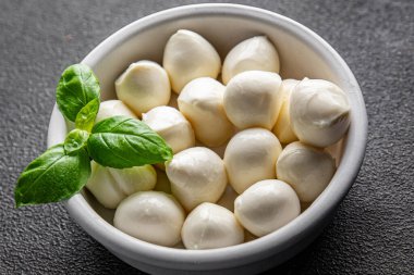 Mozzarella mini peynir topları taze lezzetli gurme yemek arkaplanı masadaki rustik yiyecekler üst görünüm fotokopi alanı