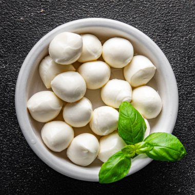 Mozzarella mini peynir topları taze lezzetli gurme yemek arkaplanı masadaki rustik yiyecekler üst görünüm fotokopi alanı