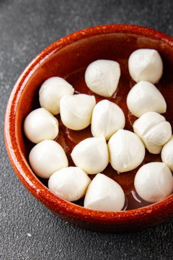 Mozzarella mini peynir topları taze lezzetli gurme yemek arkaplanı masadaki rustik yiyecekler üst görünüm fotokopi alanı
