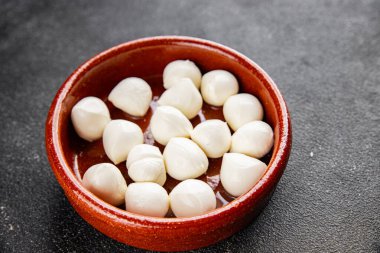 Mozzarella mini peynir topları taze lezzetli gurme yemek arkaplanı masadaki rustik yiyecekler üst görünüm fotokopi alanı
