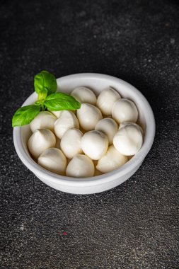 Mozzarella mini peynir topları taze lezzetli gurme yemek arkaplanı masadaki rustik yiyecekler üst görünüm fotokopi alanı