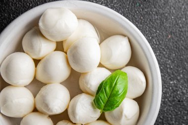 Mozzarella mini peynir topları taze lezzetli gurme yemek arkaplanı masadaki rustik yiyecekler üst görünüm fotokopi alanı