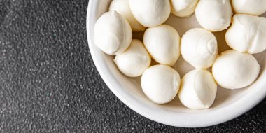 Mozzarella mini peynir topları taze lezzetli gurme yemek arkaplanı masadaki rustik yiyecekler üst görünüm fotokopi alanı