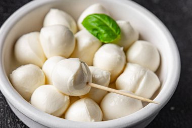 Mozzarella mini peynir topları taze lezzetli gurme yemek arkaplanı masadaki rustik yiyecekler üst görünüm fotokopi alanı