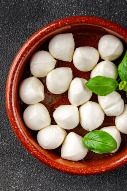 Mozzarella mini peynir topları taze lezzetli gurme yemek arkaplanı masadaki rustik yiyecekler üst görünüm fotokopi alanı