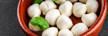 Mozzarella mini peynir topları taze lezzetli gurme yemek arkaplanı masadaki rustik yiyecekler üst görünüm fotokopi alanı