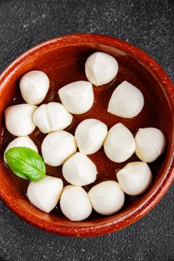 Mozzarella mini peynir topları taze lezzetli gurme yemek arkaplanı masadaki rustik yiyecekler üst görünüm fotokopi alanı