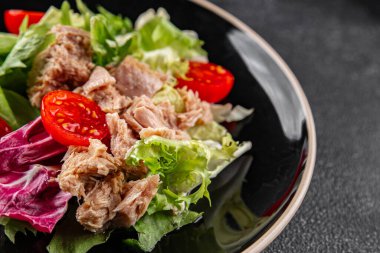 Ton balığı konservesi, yeşil yaprak, marul, meze, organik sebze, lezzetli gurme, arka plan, masa, köy manzarası, fotokopi, vejetaryen diyeti.