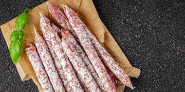 Sosis kurutulmuş salam aperatif et doğal yiyecek organik ürün taze lezzetli gurme yemek arkaplan masa rustik gıda üst görünümü fotokopi alanı