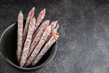 Sosis kurutulmuş salam aperatif et doğal yiyecek organik ürün taze lezzetli gurme yemek arkaplan masa rustik gıda üst görünümü fotokopi alanı