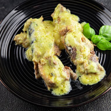 Uskumru balığı fileto sosu hardal konserve yiyecek konserve deniz ürünleri doğal yemek taze gurme yemek arka planı masa kırsal gıdaların üst görünümü fotokopi alanı