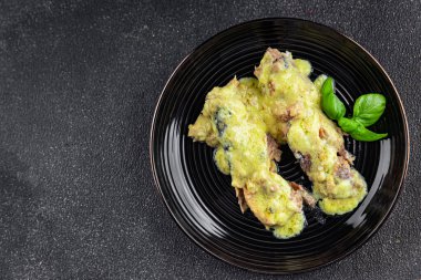 Uskumru balığı fileto sosu hardal konserve yiyecek konserve deniz ürünleri doğal yemek taze gurme yemek arka planı masa kırsal gıdaların üst görünümü fotokopi alanı