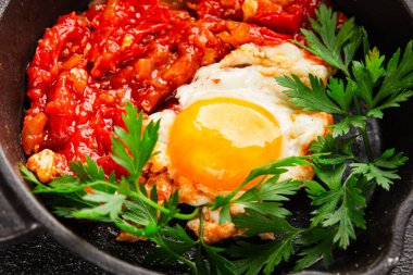 Kızarmış yumurta domatesleri shakshuka sebze aperatifleri taze lezzetli gurme yemek arkaplanı masanın üzerinde rustik yemekler üst görünüm fotokopi alanı vejetaryen yemekleri