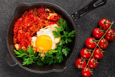 Kızarmış yumurta domatesleri shakshuka sebze aperatifleri taze lezzetli gurme yemek arkaplanı masanın üzerinde rustik yemekler üst görünüm fotokopi alanı vejetaryen yemekleri