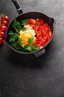 Kızarmış yumurta domatesleri shakshuka sebze aperatifleri taze lezzetli gurme yemek arkaplanı masanın üzerinde rustik yemekler üst görünüm fotokopi alanı vejetaryen yemekleri