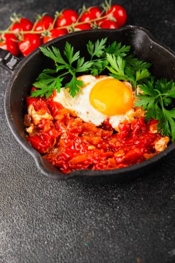Kızarmış yumurta domatesleri shakshuka sebze aperatifleri taze lezzetli gurme yemek arkaplanı masanın üzerinde rustik yemekler üst görünüm fotokopi alanı vejetaryen yemekleri