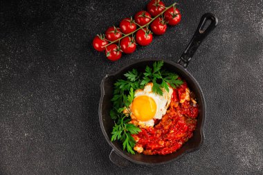Kızarmış yumurta domatesleri shakshuka sebze aperatifleri taze lezzetli gurme yemek arkaplanı masanın üzerinde rustik yemekler üst görünüm fotokopi alanı vejetaryen yemekleri