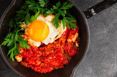 Kızarmış yumurta domatesleri shakshuka sebze aperatifleri taze lezzetli gurme yemek arkaplanı masanın üzerinde rustik yemekler üst görünüm fotokopi alanı vejetaryen yemekleri