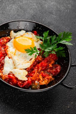 Kızarmış yumurta domatesleri shakshuka sebze aperatifleri taze lezzetli gurme yemek arkaplanı masanın üzerinde rustik yemekler üst görünüm fotokopi alanı vejetaryen yemekleri