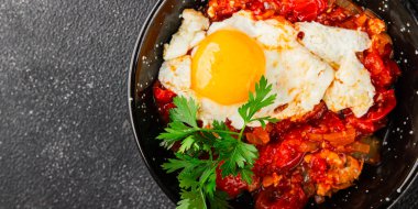 Kızarmış yumurta domatesleri shakshuka sebze aperatifleri taze lezzetli gurme yemek arkaplanı masanın üzerinde rustik yemekler üst görünüm fotokopi alanı vejetaryen yemekleri